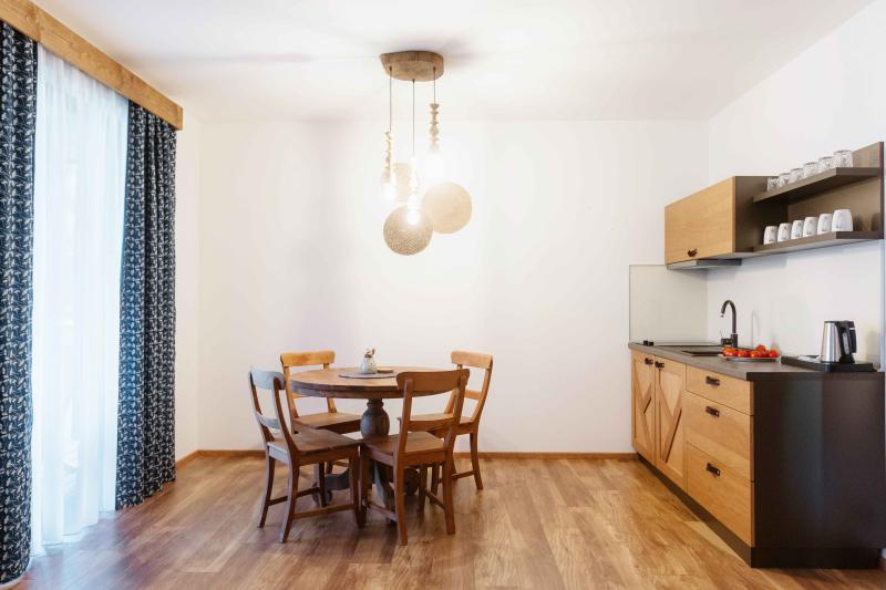 Izba Rodinný Apartmán v bungalove v HopeDevelopment,s.r.o. – Kuchyňa